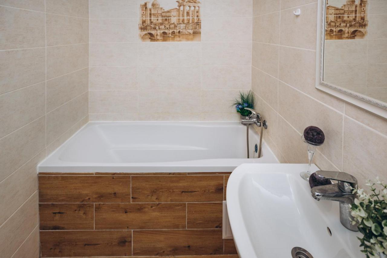 Luxe Apart-Hotel Near Lavina New Building 1 Floor Sumy Luaran gambar